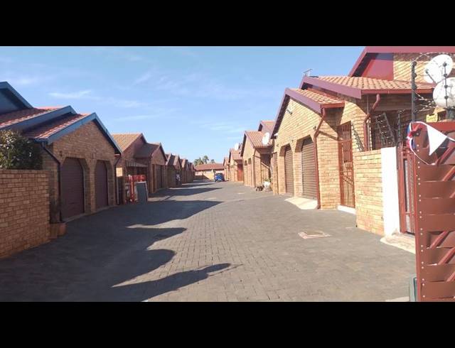 2 BEDROOM TOWNHOUSE FOR SALE IN EIKE PARK